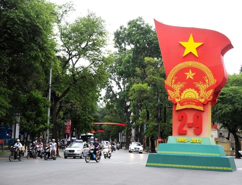 在越南银行前广场摆放着的国徽形象。