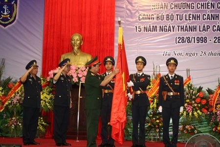 国防部副部长阮成弓授予越南海警局一级战功勋章。 (Photo: 图片来源：前锋报网)