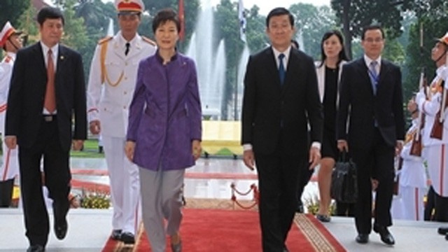 越南国家主席张晋创欢迎朴槿惠总统访越。 (Photo: 图片来源：越通社)