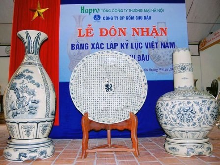 三个舟逗陶瓷器创越南纪录。