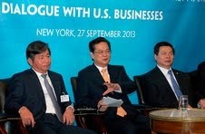 阮晋勇总理与美国专家进行对话。