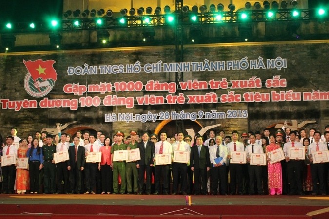 百名首都优秀模范年轻党员荣获奖状。 (Photo: 图片来源：VGP)
