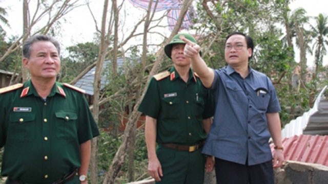 黄忠海副总理了解地方受灾情况。 (Photo: 图片来源：VGP)