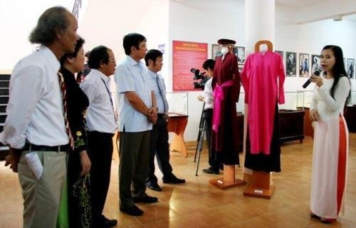 越南南部地区各民族妇女服装与装饰展在宁顺省举行。