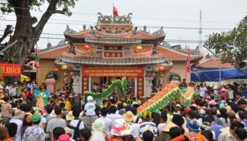 人民群众前往阮忠直祠敬香。