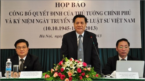 越南律师联合会领导人回答记者提问。 (Photo: 图片来源：VOV)
