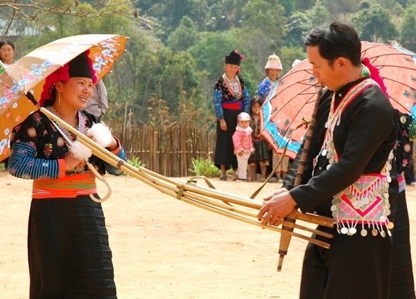 附图：吹芦笙和跳芦笙舞。