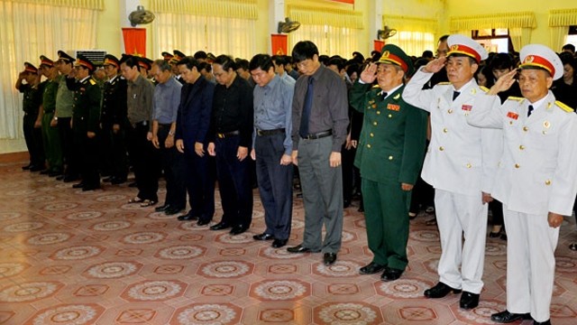 北件省党部、政府、武装力量代表团吊唁武元甲大将。