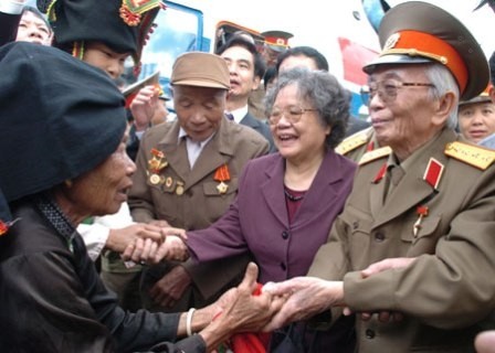 武元甲大将和夫人2004年探访奠边省。