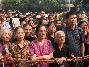 数百万民众从大早就聚集在国家殡仪馆附近。 (Photo: 图片来源：越通社)