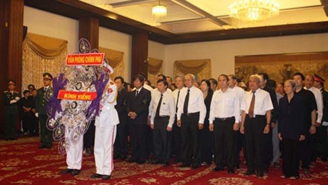 政府办公厅代表团在胡志明市吊唁武元甲大将。