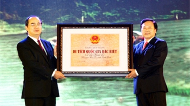 越南政府副总理阮善仁向宁平省授予特殊国家级名胜证书。 (Photo: 图片来源：宁平省电子报网)