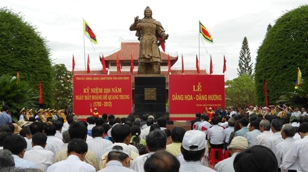 光中皇帝像前举办的纪念典礼。 (Photo: 图片来源：年轻人报)