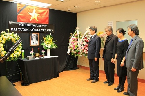 越南驻加拿大温哥华总领事馆10月12日开始举行武元甲大将吊唁仪式。 (Photo: 图片来源：越南快讯)
