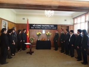 越南驻南非大使馆为武元甲大将举行吊唁仪式。 (Photo: 图片来源：越通社)
