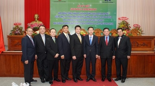 马来西亚CHE Group Sdn Bhd集团与越南后江发电厂股份公司代表合影。