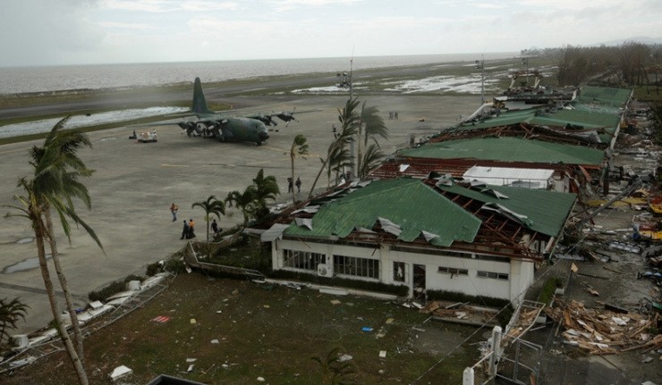 星期六菲律宾救援部门三架运输机飞抵灾区。