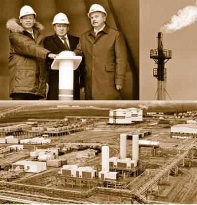 越南国家油气集团董事长冯廷实与俄罗斯合作伙伴出席涅涅茨的石油开钻仪式。