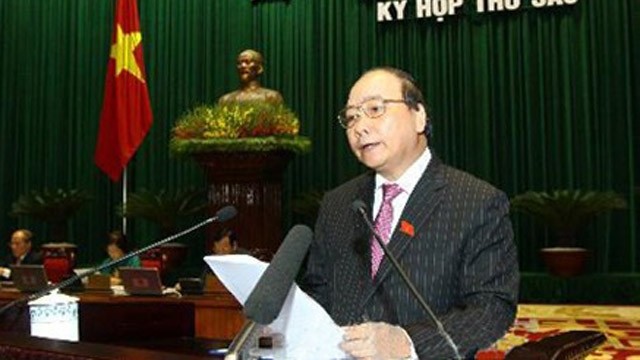 阮春福副总理在会上作报告。 (Photo: 图片来源：VGP)