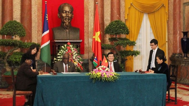 两国领导见证相关合作文件签字仪式。