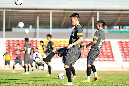 越南U23足球队进行首场适应性训练。（图片来源：民智报网）