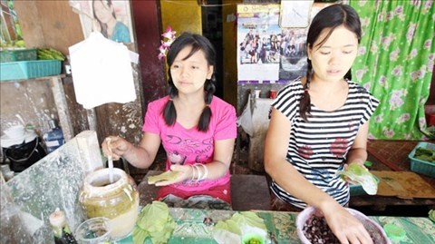 缅甸人吃槟榔已成为日常习惯。（图片来源：《足球报》）