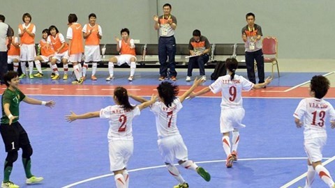 越南女球员取胜后表示庆祝。（图片来源：越南足球报网）