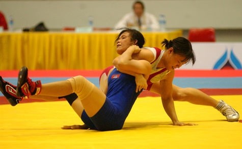 越南摔跤选手阮氏罗（蓝衣）在比赛中。（图片来源：越南快讯报网）