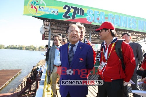 越南文化体育旅游部部长黄俊英莅临比赛场地鼓励皮艇运动员们。（图片来源：越南足球报网）