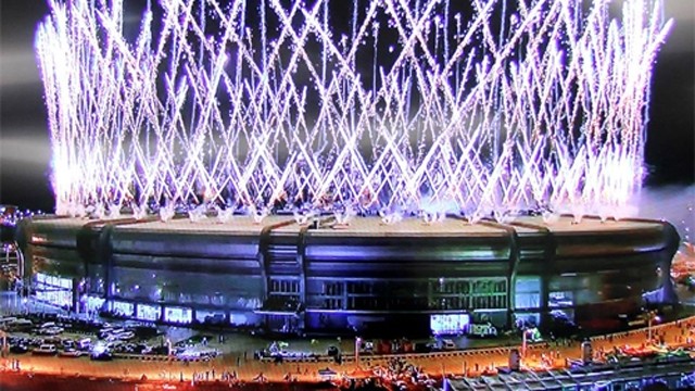 在武纳特伊克迪体育场上进行精彩的焰火表演标志着第27届东运会开幕式正式拉开。（图片来源：越南快讯报网）