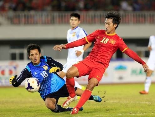 越南球员（红衣）与老挝门将（蓝衣）拼抢。（图片来源：越南快讯报网）