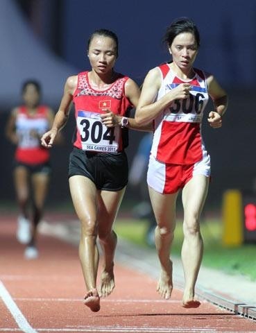 越南田径选手范氏平（左）在比赛中。（图片来源：越南足球报网）