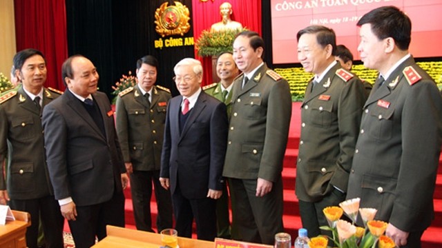 阮富仲总书记、阮春福副总理同公安部领导交谈。（图片来源：人民公安报）