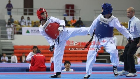 越南跆拳道选手范氏秋贤（左）在比赛中。（图片来源：越南足球报网）