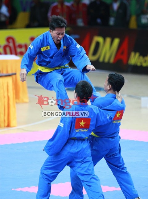越南越武道选手们在比赛中展示脚踢进攻动作。（图片来源：越南足球报网）
