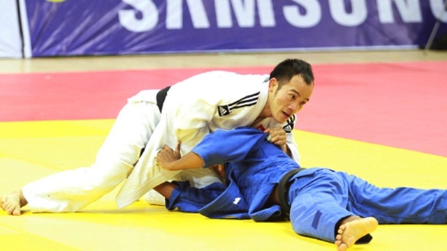 越南柔道选手胡银江（白衣）在比赛中。（图片来源：越南快讯报网）