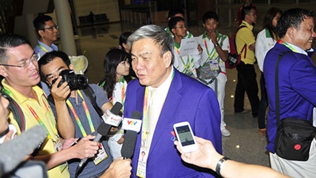 第27届东运会越南体育代表团团长林光成接受记者采访。（图片来源：民智报网）