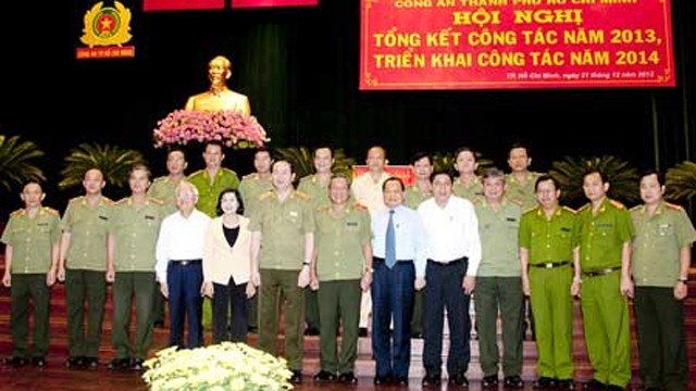 公安部、胡志明市领导同与会代表合影。（图片来源：人民公安报网）