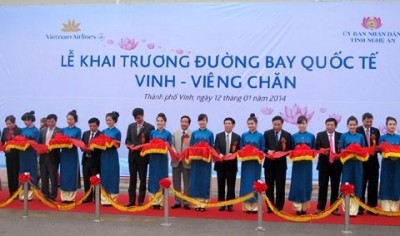 越南义安省荣市至老挝万象国际直达航线开通仪式。