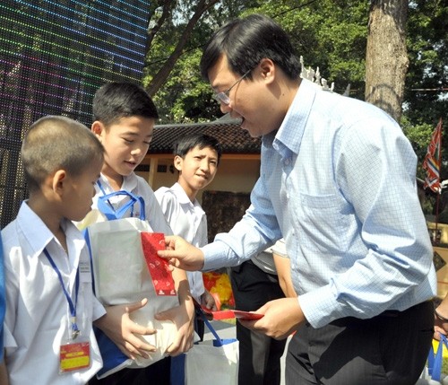 团中央书记处书记、越南大学生协会主席黎国峰向儿童们赠送春节礼物。