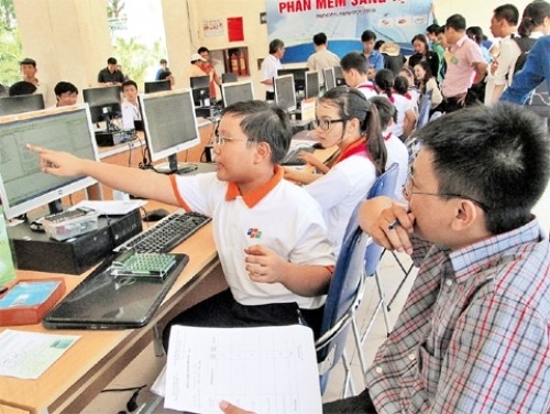 阮杨金好在2013年全国青年信息学大赛上介绍自己的化学计算机。