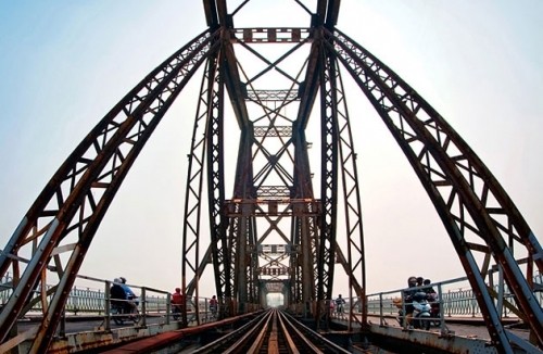 别具一格、独一无二的铁质结构增加跨越世纪的龙边桥历史性价值。（图片来源：人民报）