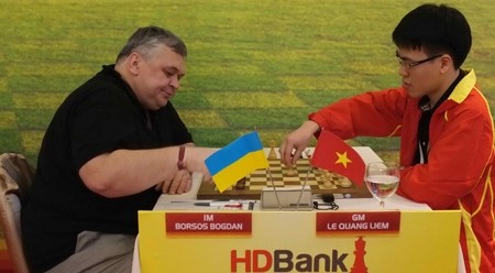 越南棋手黎光廉与波苏斯•博丹进行较量。（图片来源：民智报网）