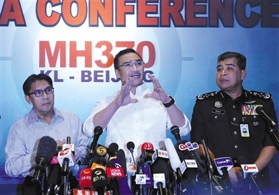 马来西亚国防部长兼代理交通部长希沙姆丁（中）。