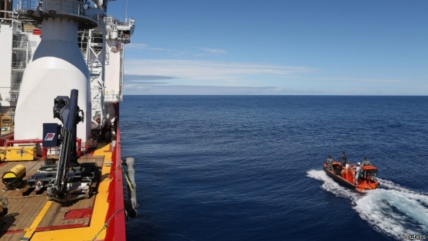 澳大利亚“海洋之盾”号军舰派出小艇搜寻失联客机和探测水下脉冲信号。
