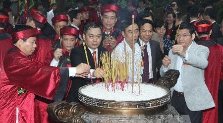 与会代表敬香缅怀雄王。（图片来源：越通社）