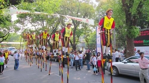 比利时踩高跷艺术团在黎利街演出。（图片来源：旅游报）