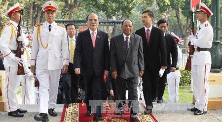 越南国会主席阮生雄迎接柬埔寨国会主席兼祖国发展团结阵线理事会主席韩桑林。（图片来源：越通社）