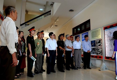 该展览吸引了众多当地学生和人民群众前来参观。