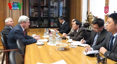 俄共中央第一副主席、俄国家杜马第一副主席梅利尼科夫会见《人民报》社代表团。（图片来源：VOV）